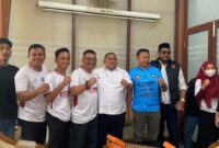FOTO BERSAMA-Ketua DPRD Demak, H. Zayinul Fata, SE (tengah baju putih) foto bersama Ketua panitia, Sunarto, Sekretaris panitia, M. Abdul Latif dan Panitia, saat acara. (Foto Ist)